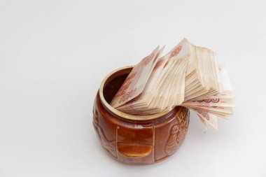 Rus banknotları seramik bir çömlekte büyük miktarlarda beş bin ruble.