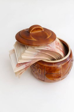 Rus banknotları seramik bir çömlekte büyük miktarlarda beş bin ruble.