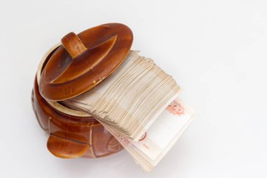 Rus banknotları seramik bir çömlekte büyük miktarlarda beş bin ruble.