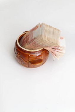 Rus banknotları seramik bir çömlekte büyük miktarlarda beş bin ruble.