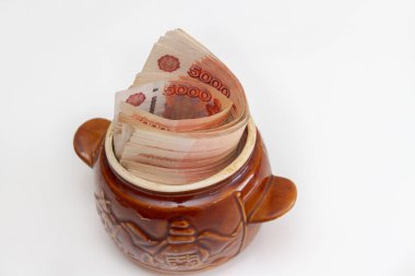 Rus banknotları seramik bir çömlekte büyük miktarlarda beş bin ruble.