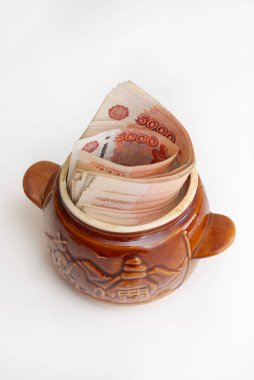 Rus banknotları seramik bir çömlekte büyük miktarlarda beş bin ruble.