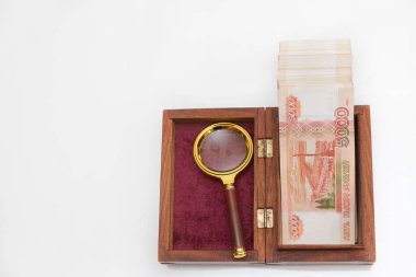 Rus banknotları, büyük miktarlarda, büyüteçle birlikte ahşap bir kutuda beş bin ruble.