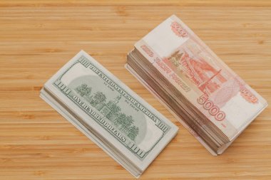 Çok sayıda Amerikan yüz dolarlık banknotlar ve Rus beşbin dolarlık banknotlar.
