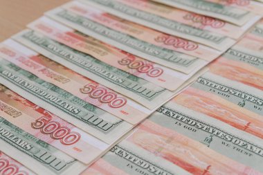 Çok sayıda Amerikan yüz dolarlık banknotlar ve Rus beşbin dolarlık banknotlar.