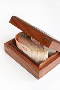 Beş bin rublelik Rus banknotları büyük miktarlarda tahtadan bir kutuda.
