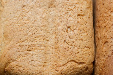 Taze pişmiş ekmek evde bir ekmek makinesinde pişirildi.