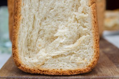 Taze pişmiş ekmek evde bir ekmek makinesinde pişirildi.