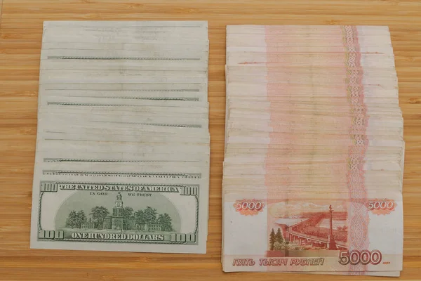 Duża Liczba Amerykańskich Banknotów Studolarowych Rosyjskich Banknotów Pięciotysięcznych — Zdjęcie stockowe