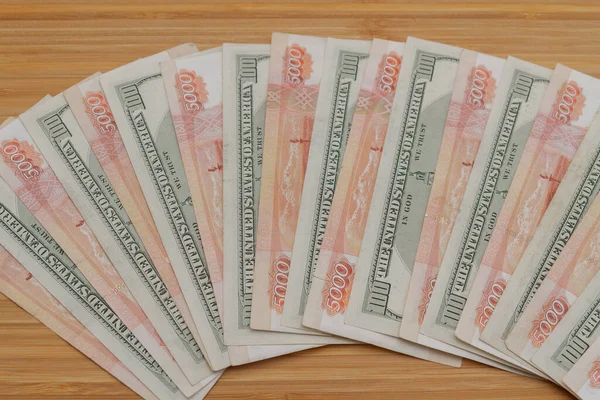 Çok Sayıda Amerikan Yüz Dolarlık Banknotlar Rus Beşbin Dolarlık Banknotlar — Stok fotoğraf