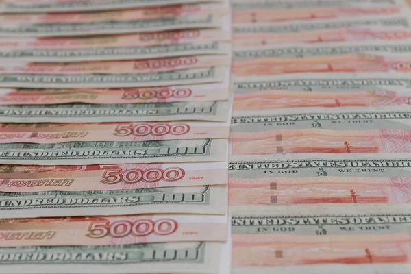Duża Liczba Amerykańskich Banknotów Studolarowych Rosyjskich Banknotów Pięciotysięcznych — Zdjęcie stockowe