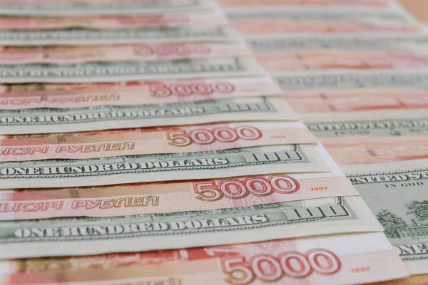 Çok Sayıda Amerikan Yüz Dolarlık Banknotlar Rus Beşbin Dolarlık Banknotlar — Stok fotoğraf