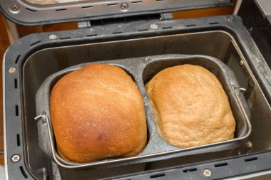 Ev yapımı ekmek bir ekmek makinesinde pişirilir.