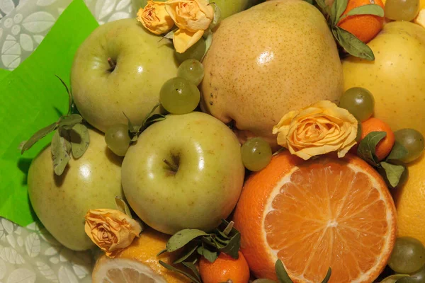 Ramo Frutas Flores Verdes Con Manzanas Cítricos — Foto de Stock