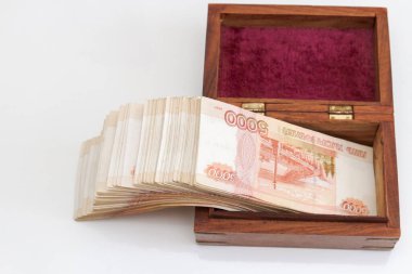 Beş bin rublelik Rus banknotları büyük miktarlarda tahtadan bir kutuda.