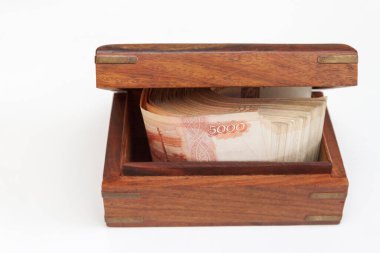 Beş bin rublelik Rus banknotları büyük miktarlarda tahtadan bir kutuda.