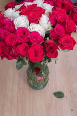 Vazoda çok renkli kırmızı, pembe ve beyaz güller.