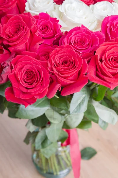 Ramo Multicolor Rosas Rojas Rosadas Blancas Jarrón — Foto de Stock