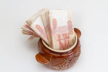 Rus banknotları seramik bir çömlekte büyük miktarlarda beş bin ruble.