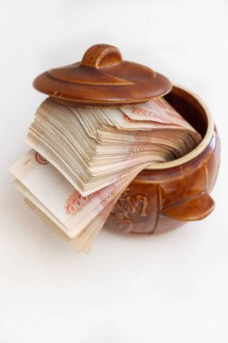 Rus banknotları seramik bir çömlekte büyük miktarlarda beş bin ruble.