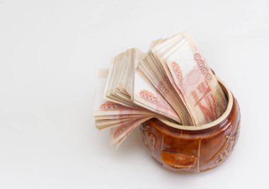 Rus banknotları seramik bir çömlekte büyük miktarlarda beş bin ruble.