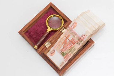 Rus banknotları, büyük miktarlarda, büyüteçle birlikte ahşap bir kutuda beş bin ruble.