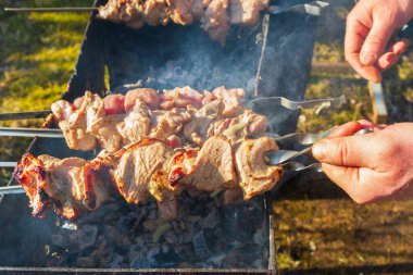 Taze domuz şiş kebap ızgarada şiş kebap yapılır.