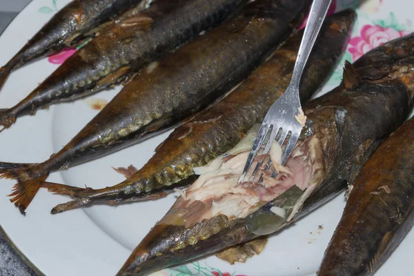 Mackerel Peixe Fresco Fumado Encontra Quente Uma Placa Cerâmica — Fotografia de Stock