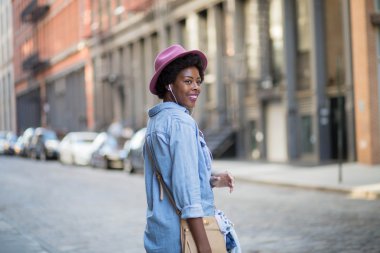 Moda Afrikalı-Amerikalı kadın str Tarih müzik dinlemek