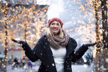 Kış tatil ışıkları ile genç çekici kadın portresi bir