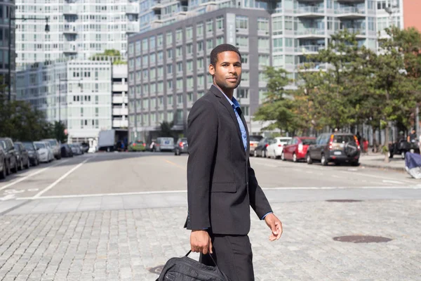 Joven atractivo hombre afroamericano en trajes de negocios, caminando — Foto de Stock