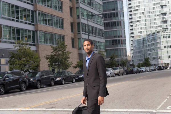 İş elbiseli genç çekici Afro-Amerikan erkek arıyorum