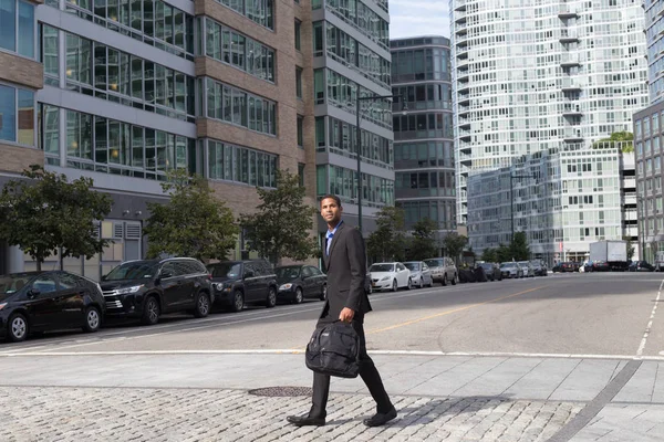 Afrika kökenli Amerikalı iş adamı busine içinde yürüyüş, geniş çekim