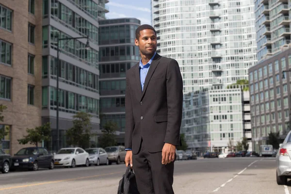 Sokakta duran, th için arıyorum genç Afrikalı-Amerikalı adam