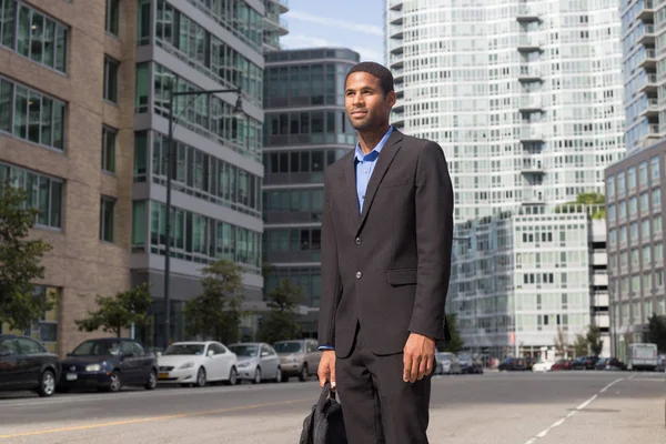 Genç Afrikalı-Amerikalı adam sokakta ayakta