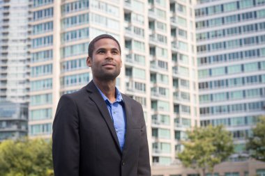 Takım elbiseli, Modern Afrika kökenli Amerikalı iş adamı jilet ve