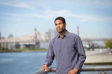 Young African American Nehri ve backgrou Köprüsü