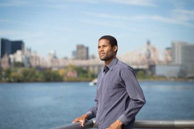 Young African American Nehri ve backgrou Köprüsü