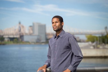 Young African American Nehri ve backgrou Köprüsü