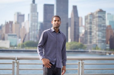 Nyc skyline ile genç Afro-Amerikan yakışıklı portresi