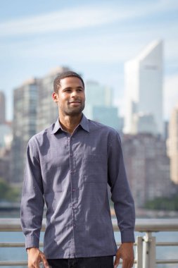 Nyc skyline ile genç Afro-Amerikan yakışıklı portresi