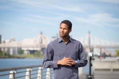 Genç Afrikalı-Amerikalı adam nehir ve arkadaki Köprüsü