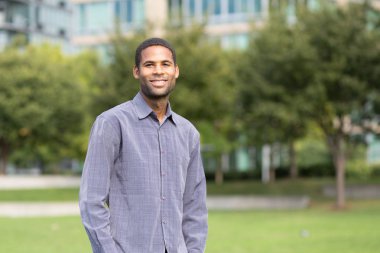 Konut neighborho genç Afro-Amerikan adam portresi