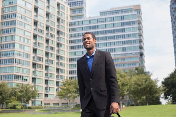 Young handsome African American man walking to work, looking con — Stock Photo, Image