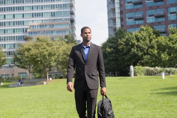 Good looking African American business man in suits, commuting o — Stock Photo, Image