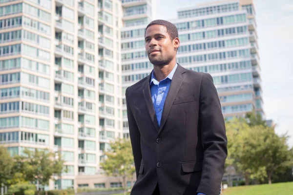 Jonge knappe Afro-Amerikaanse zakenman in kostuums, op zoek naar s — Stockfoto