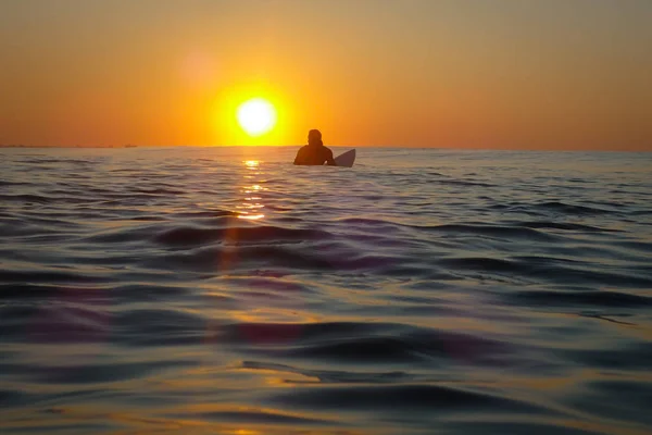 Dalga için yeni bir başında bekleyen sörfçü bardak su — Stok fotoğraf