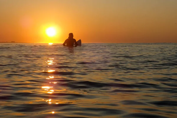 Water schot van surfer Golf te wachten aan het begin van een nieuwe — Stockfoto