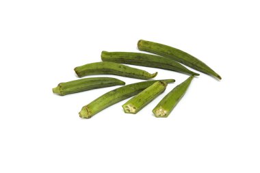 Beyaz arka plan üzerinde izole bamya taze dilimlenmiş