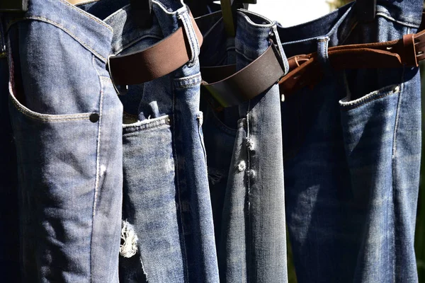 Många Modeller Jeans Från Olika Denim Konsistens Färg Hänga Hängare — Stockfoto